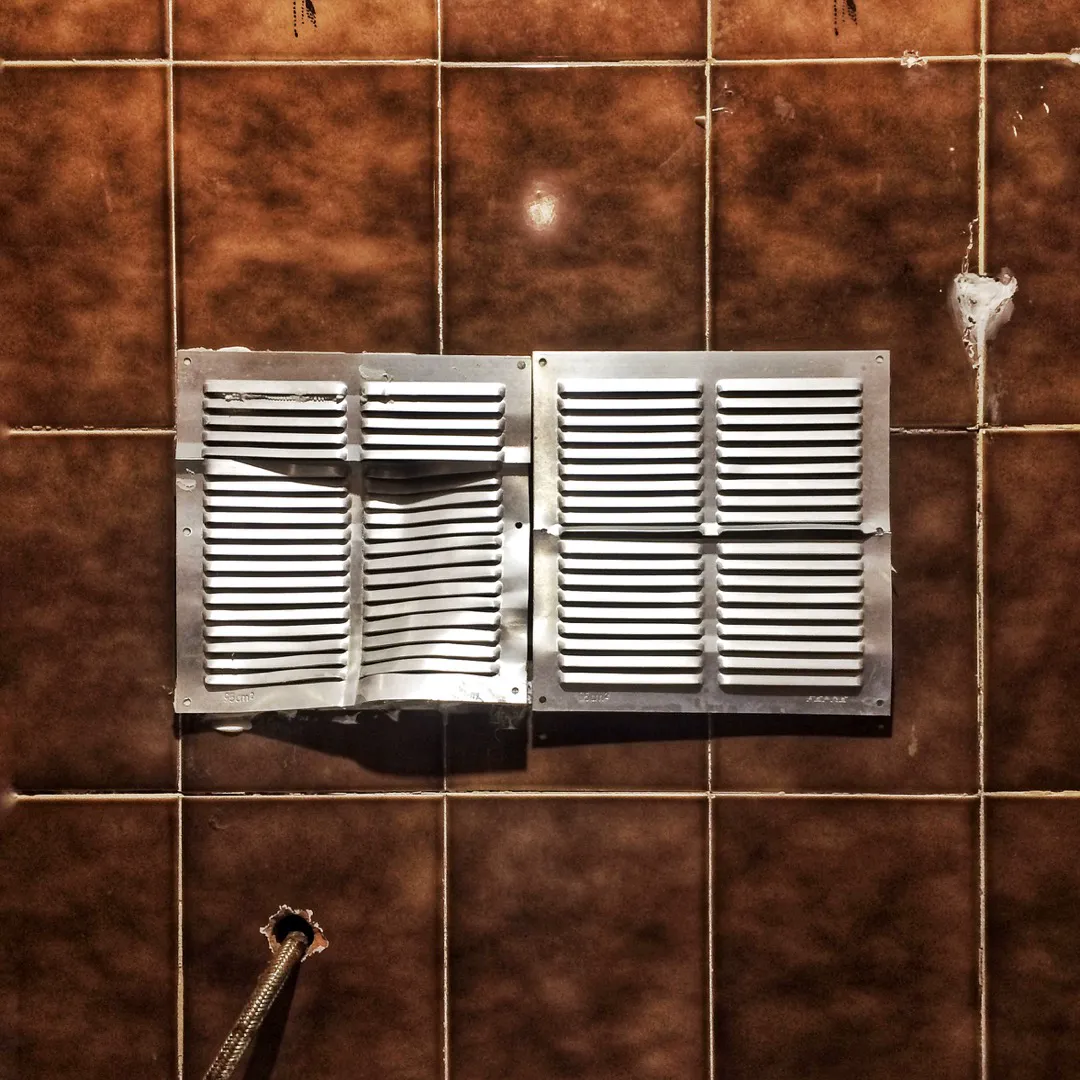 Bouches d’aération, toilettes de bar.