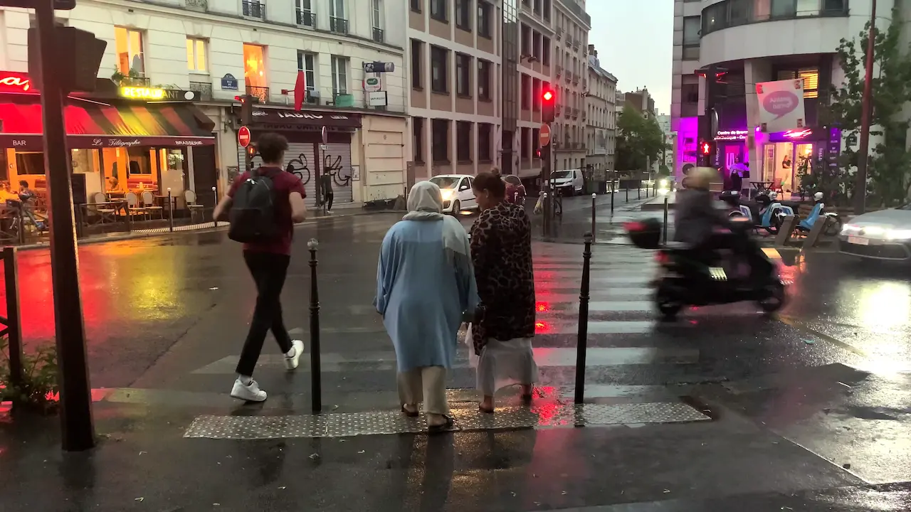 Pluie, croisement de la rue de Belleville et de de Romainville, Paris 20e. Dimanche 15 mai 2022.