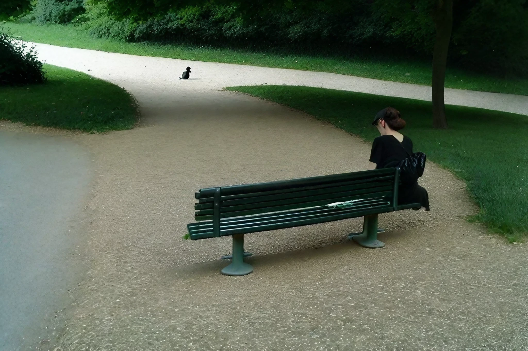 Femme assise sur un banc, parc des Buttes-Chaumont, Paris 19e ? Archive du lundi 1er juillet 2024 ?