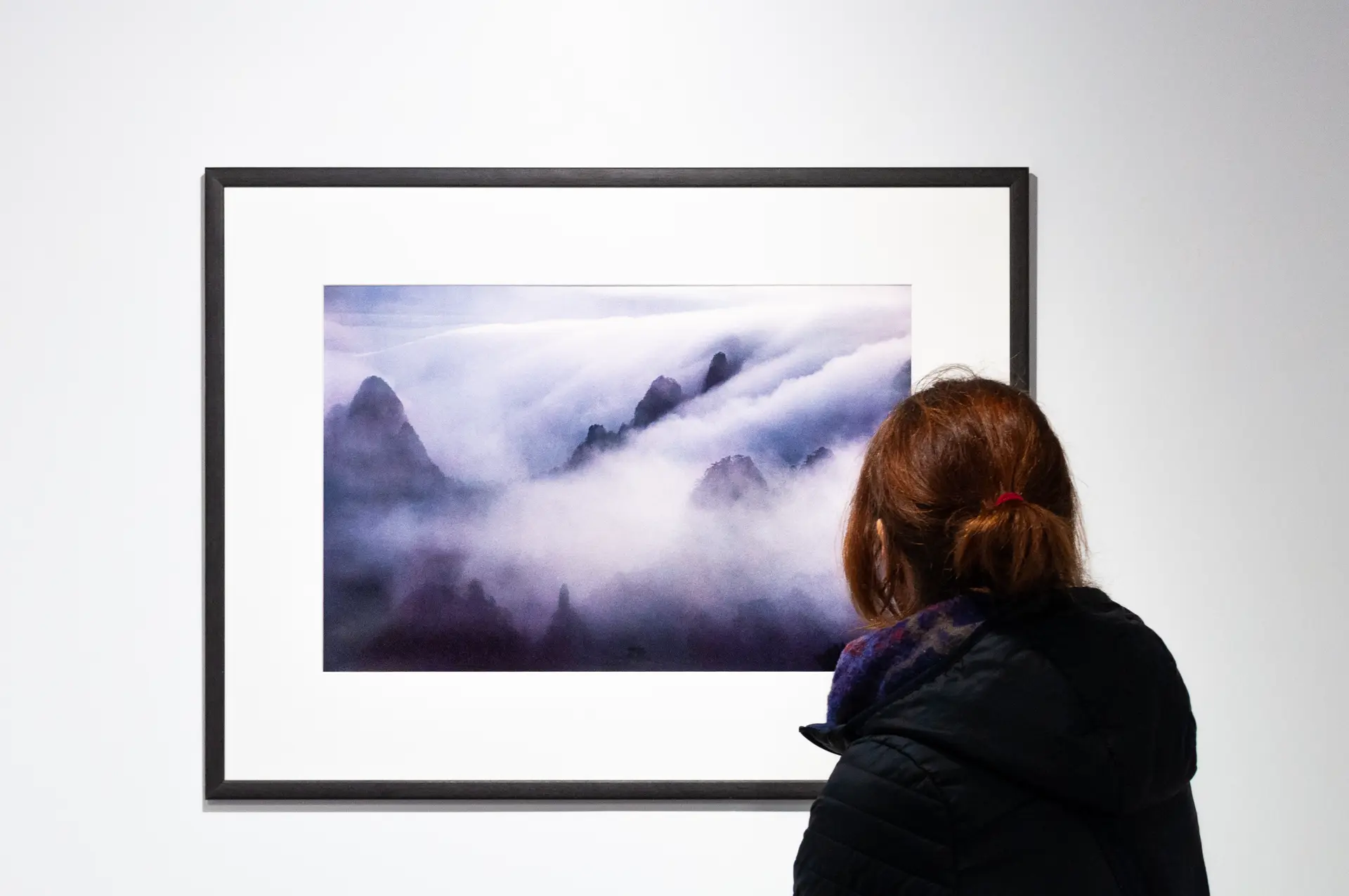 Louise de dos, devant une photo de Marc Riboud. Journal du samedi 30 janvier 2021.