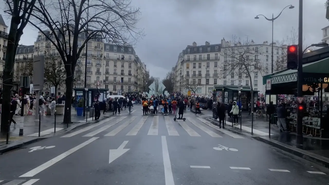 Carnaval de Paris, de loin. Place Gambetta, Paris 20e. Dimanche 11 février 2024 à 13h59.