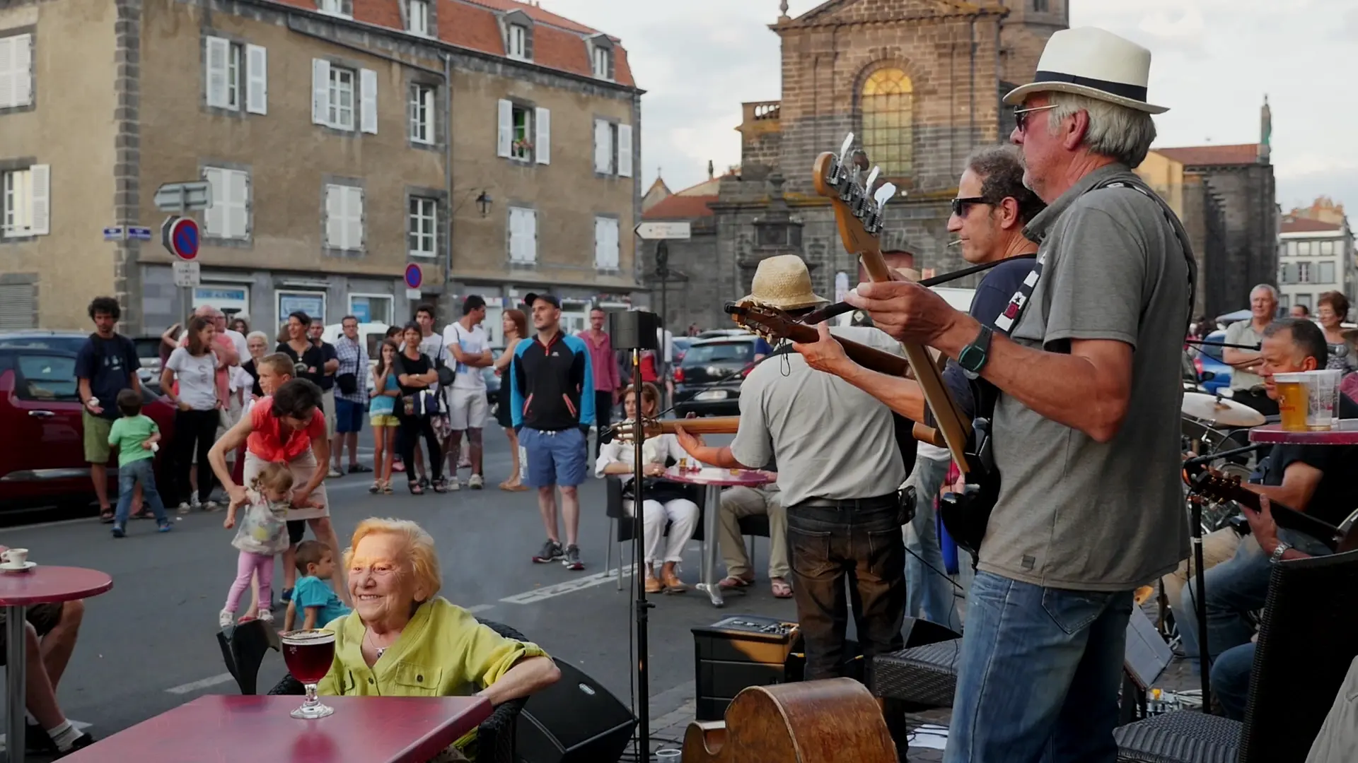 Fête de la musique à Riom, Auvergne. Dimanche 21 juin 2015 à 18h10.