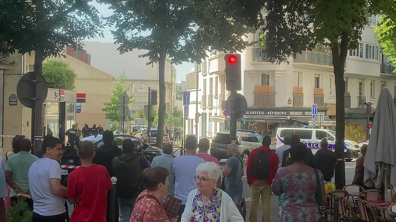 Intervention policière et badauds, avenue Gambetta, Paris 20e. Samedi 10 août 2024 à 10h50.