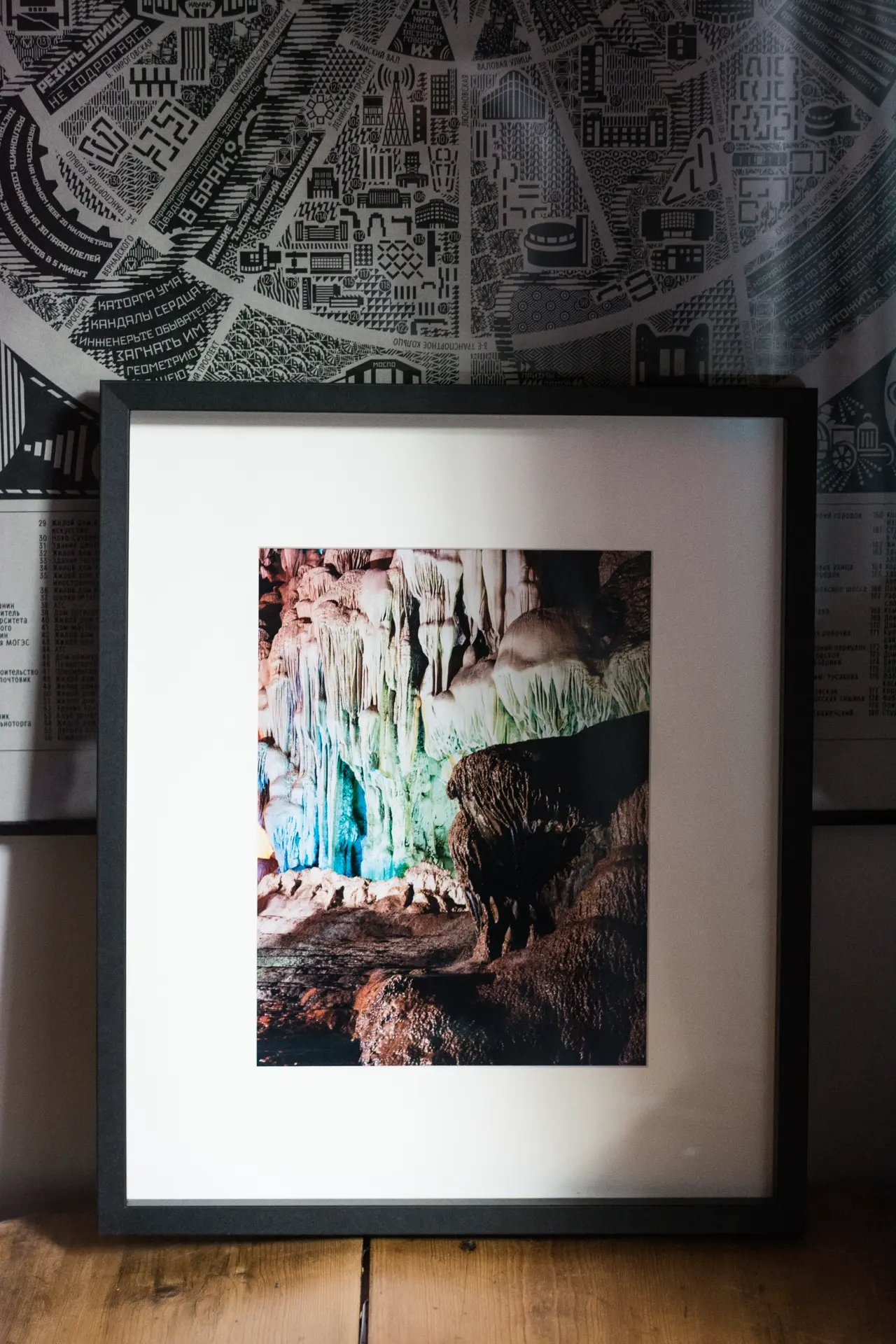 Grottes de la Baie d'Along, photo d'Elisa, dans notre chambre. Journal du dimanche 8 octobre 2023.