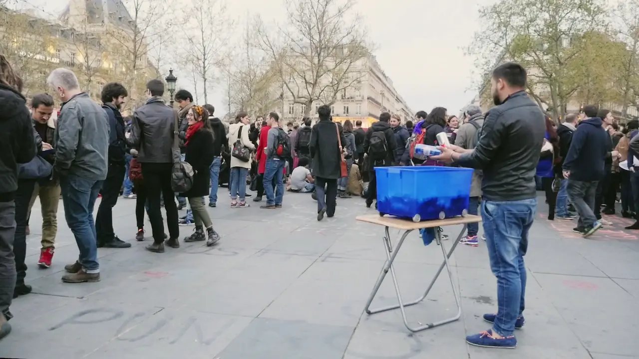 Vendeur de bières à Nuit Debout, place de la République, Paris. Mercredi 20 avril 2018 à 19h55.