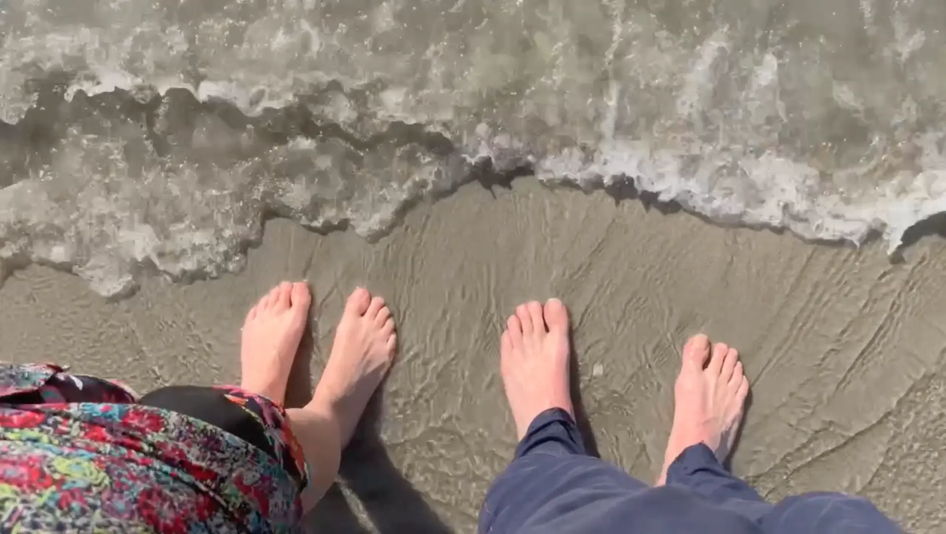 Nos quatre pieds sur la plage de Berck, Pas-de-Calais. Jeudi 15 août 2024 à 16h54.