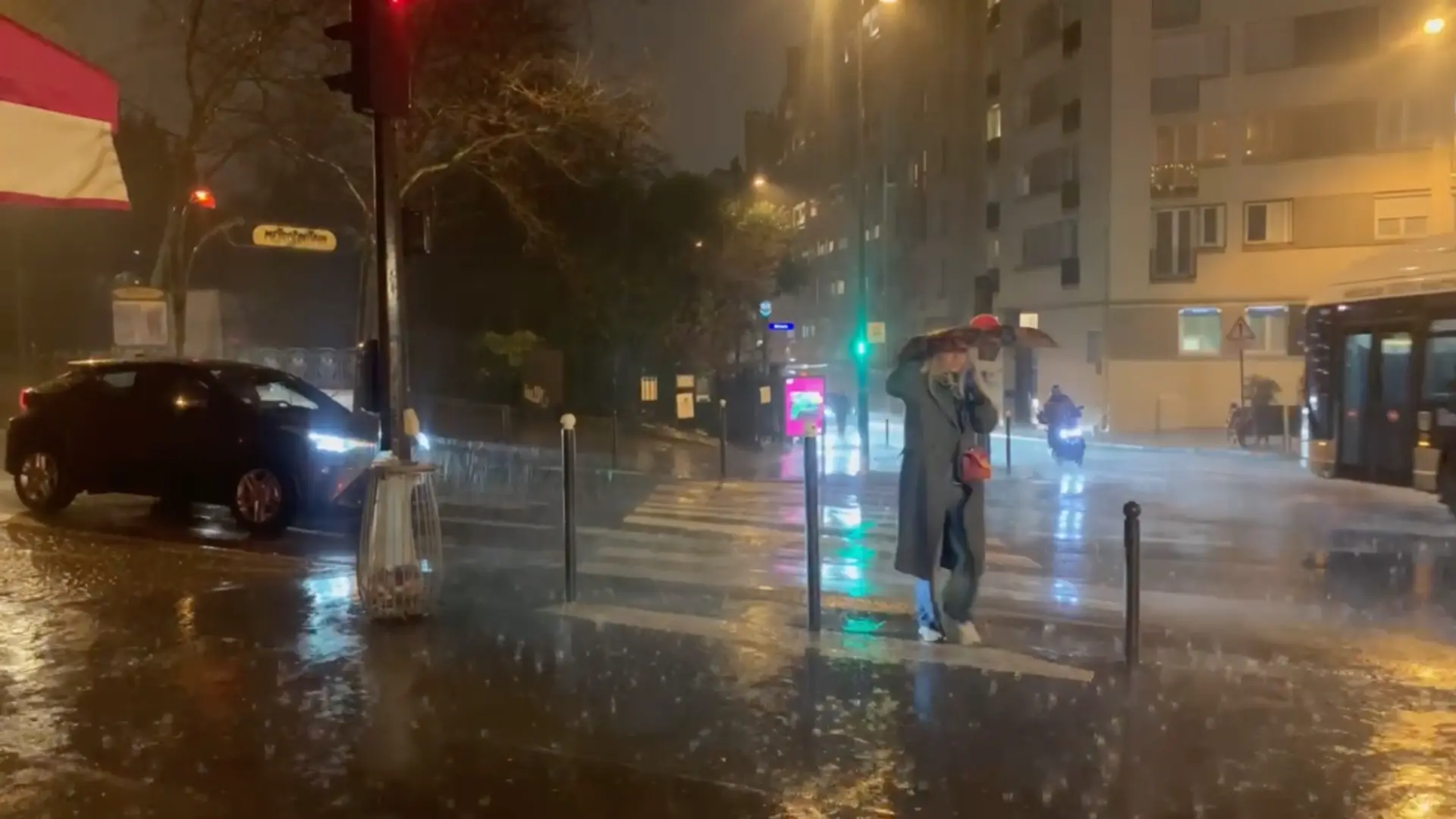 Pluie, croisement rue de Crimée et rue Botzaris, Paris 19e. Vendredi 1 mars 2024 à 19h33.