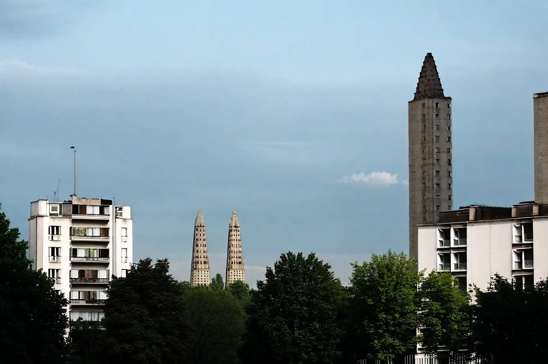 Arbres ? Immeuble ? Église ? 0iseau ? Vus du Belvédère de Belleville ? Archive du jeudi 16 avril 2020 ?